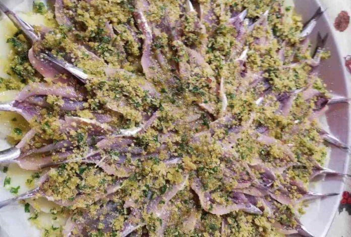 Acciughe con patate e pangrattato da cuocere al forno