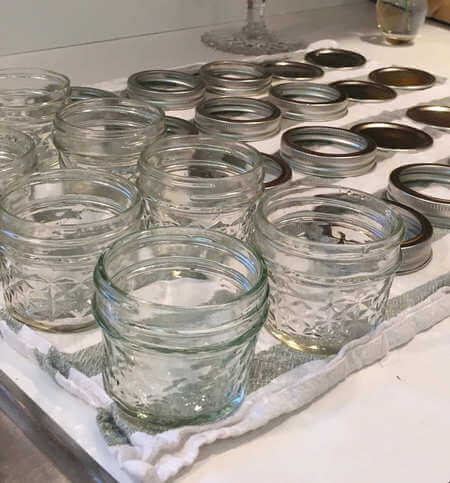 Vasetti di vetro sanificati messi ad asciugare su panno pulito