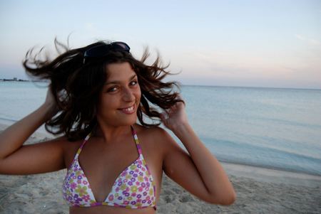 Ragazza fa asciugare i capelli all'aria