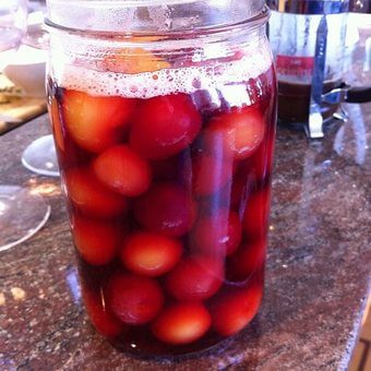 Ciliegie coperte da sciroppo di zucchero i vaso di vetro