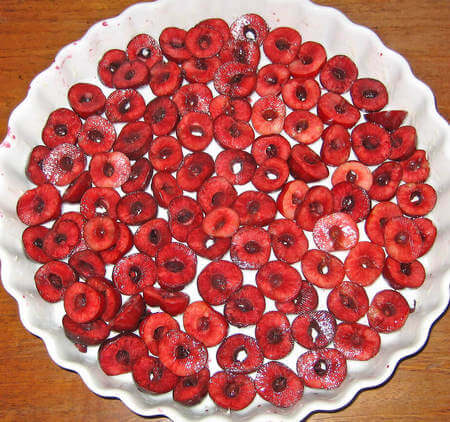 Ciliegie sul fondo dello stampo per torte