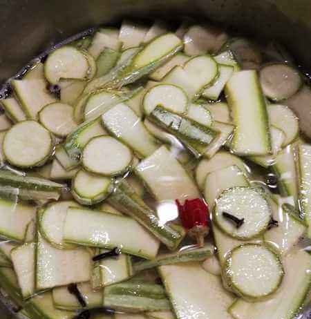 Zucchine tagliate fatte cuocere con chiodi di garofano