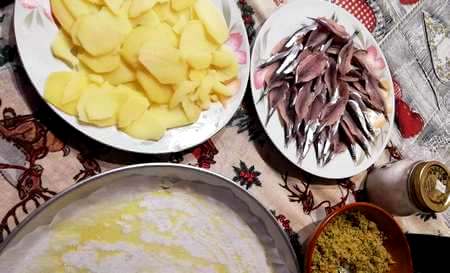 Ingredienti necessari alla preparazione delle acciughe al forno con le patate