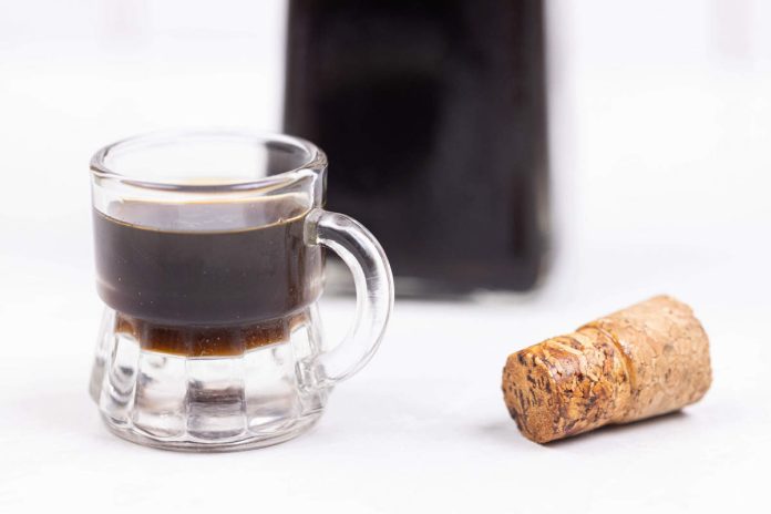 Nocino fatto in casa nel bicchierino di vetro