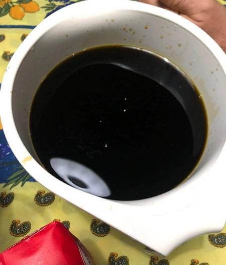 Nocino filtrato in ciotola bianca