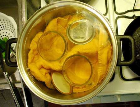 Come sterilizzare vasetti e tappi per conserve nella pentola