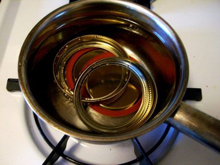 Sterilizzazione in acqua bollente di tappi e guarnizioni dei vasi per conserve
