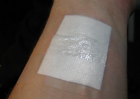 Tatuaggio fresco protetto da garza e pellicola impermeabile