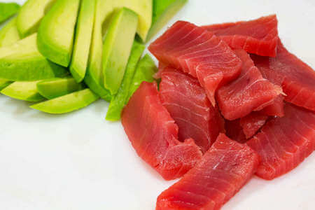Tonno rosso crudo e avocado tagliati a pezzi regolari