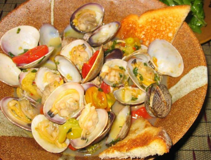 Vongole alla marinare con fette di pane tostato