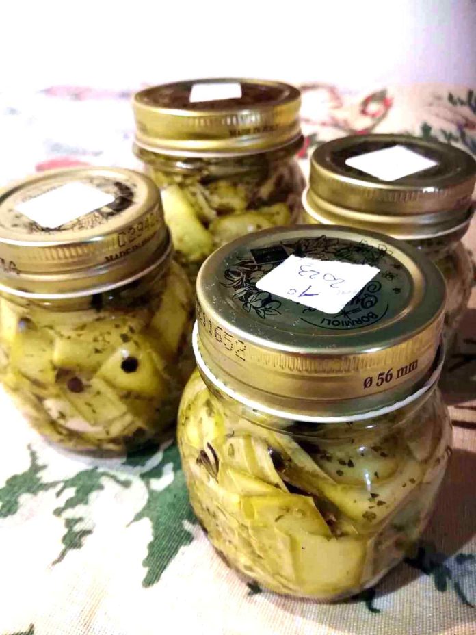 Zucchine sott'olio fatte in casa in barattoli di vetro a chiusura ermetica