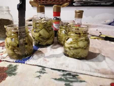 Zucchine sott'olio nei vasi di vetro ancora aperti