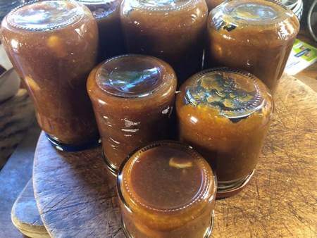Barattoli chiusi contenenti marmellata capovolti su superficie piana