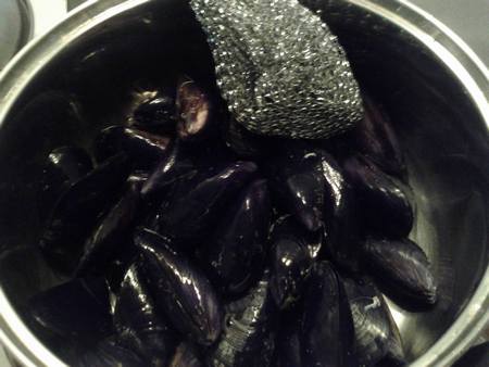 Cozze pulite con la paglietta raccolte in una pentola