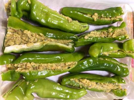 Friggitelli farciti ancora crudi nella teglia