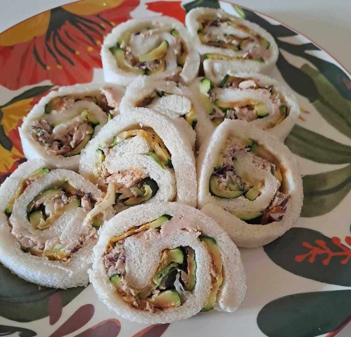 Girelle di tramezzini con tonno e zucchine nel piatto