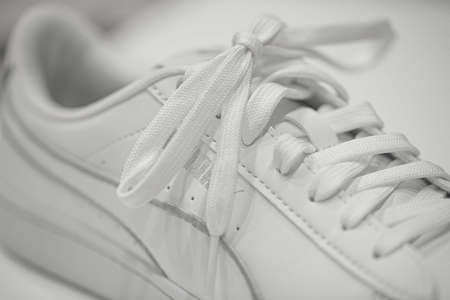 Laccio bianco in cotone su scarpa sportiva bianca