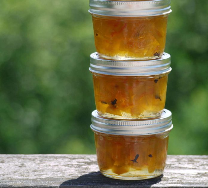 Marmellata di bucce di anguria in vasetti di vetro chiusi ermeticamente