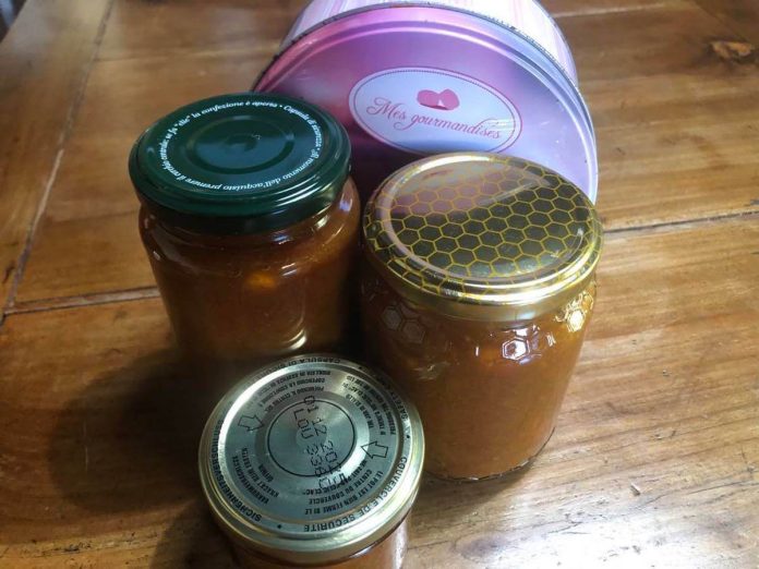 Vasetti contenenti marmellata di pesche e amaretti fatta in casa con il Fruttapec