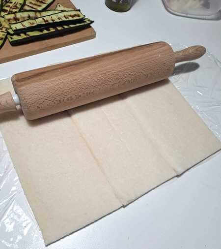 Come appiattire ed unire le fette di pane per tramezzini con il mattarello