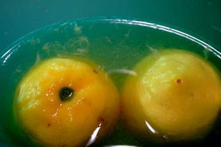 Sciroppo di zucchero aromatizzato con bucce di limone non trattato