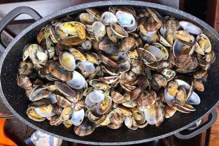 Vongole aperte e cotte nella casseruola