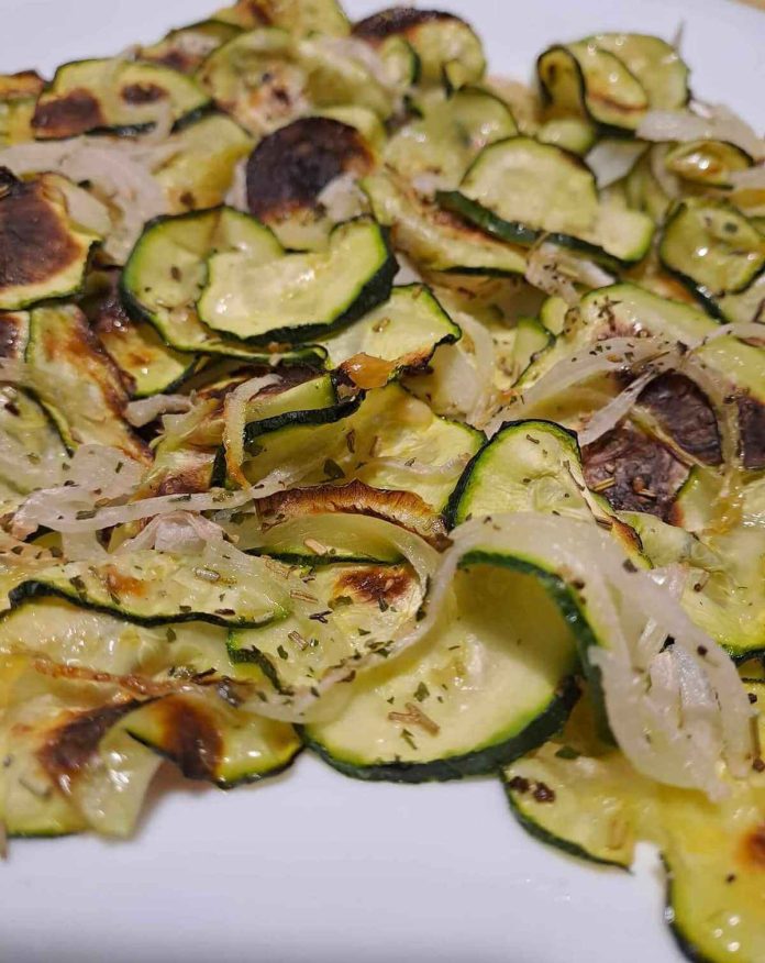 Invitanti e gustose zucchine e cipolle gratinate al forno Aspetto delle zucchine e cipolle gratinate al forno