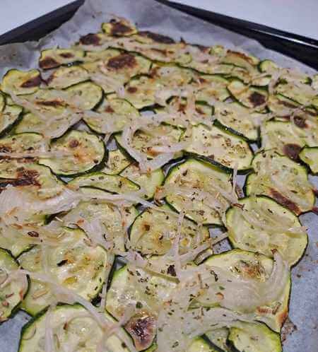 Zucchine e cipolle gratinate nella teglia
