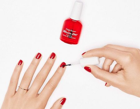 Applicazione di top coat ad asciugatura rapida su unghie smaltate