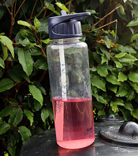 Borraccia contenente bibita zuccherata