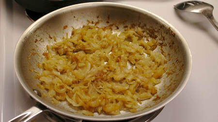 Cipolle fatte stufare in padella