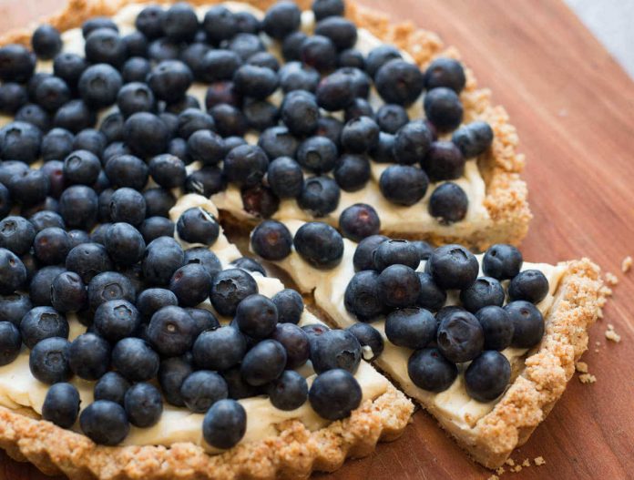 Crostata di mirtilli e ricotta con fetta tagliata