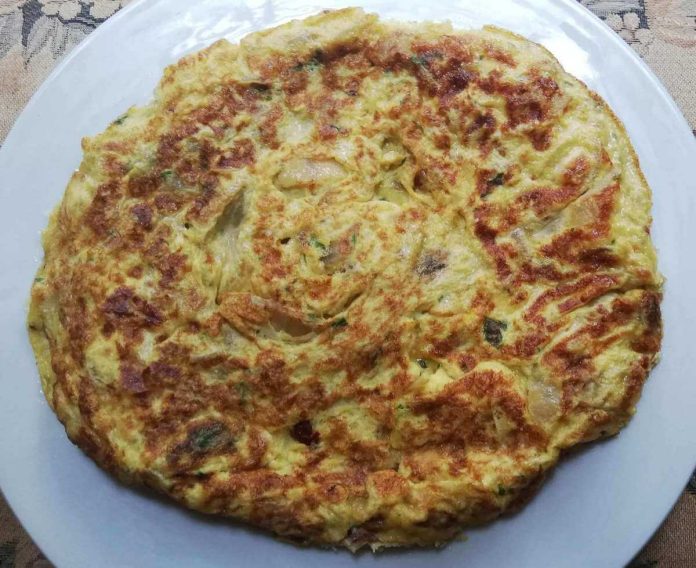 Frittata di cipolle senza formaggio light nel piatto