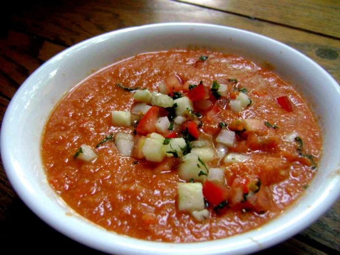 Appetitoso e rinfrescante gazpacho di pomodori e cetrioli light servito in tavola nel piatto fondo Gazpacho di pomodori e cetrioli light in piatto fondo