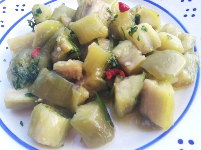 Insalata di melanzane alla siciliana nel piatto