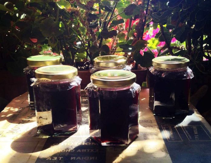 Marmellata di more fatta in casa senza Fruttapec invasata in barattoli di vetro