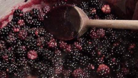 Composto di more, zucchero e succo di limone mescolato con il cucchiaio di legno