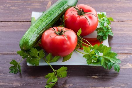 Pomodori e cetriolo freschi e sodi di stagione nel piatto