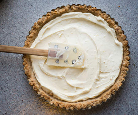 Come livellare con la spatola la farcia di ricotta nella crostata