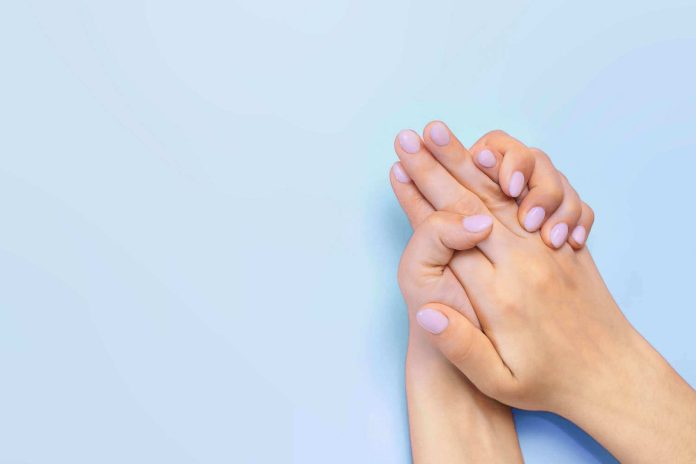 Unghie femminili laccate con smalto duraturo integro e brillante