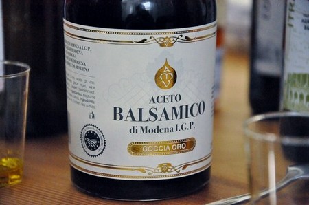 Bottiglia contenente aceto balsamico di Modena IGP