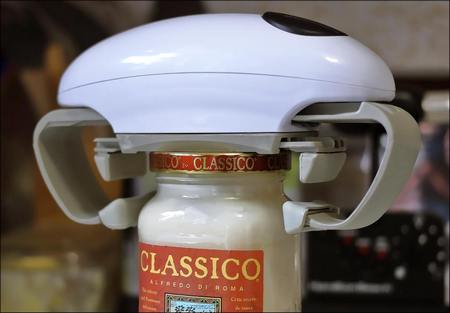 Apri barattoli elettrico messo sul coperchio di un vasetto a chiusura ermetica per aprirlo automaticamente