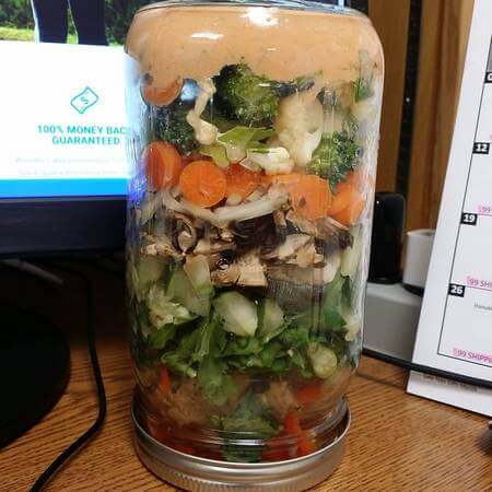 Barattolo chiuso contenente verdure conservate capovolto 