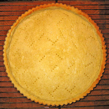 Base di crostata ben dorata cotta nel forno