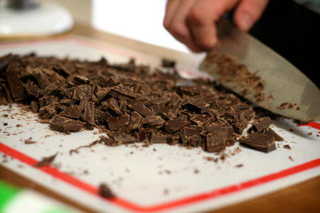 Cioccolato fondente fatto a pezzetti con un coltello affilato 