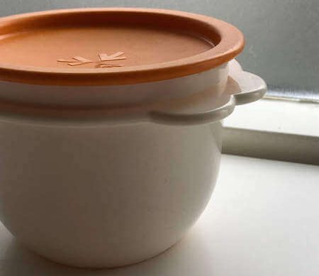 Contenitore per alimenti chiuso ermeticamente con il suo coperchio