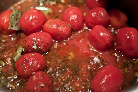 Pomodorini cuociono in padella nel loro sughetto