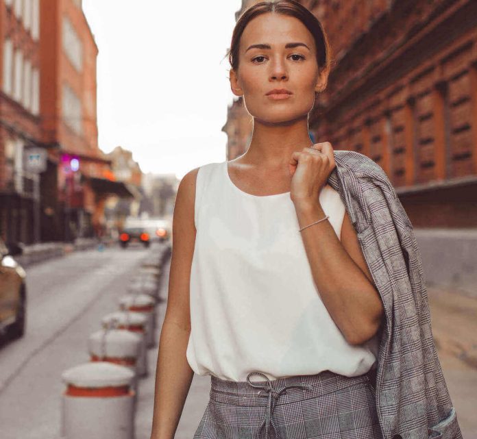 Donna con abbronzatura di 2 mesi passeggia a New York in autunno