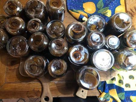 Barattoli contenenti fichi caramellati fatti raffreddare capovolti per formare il sottovuoto