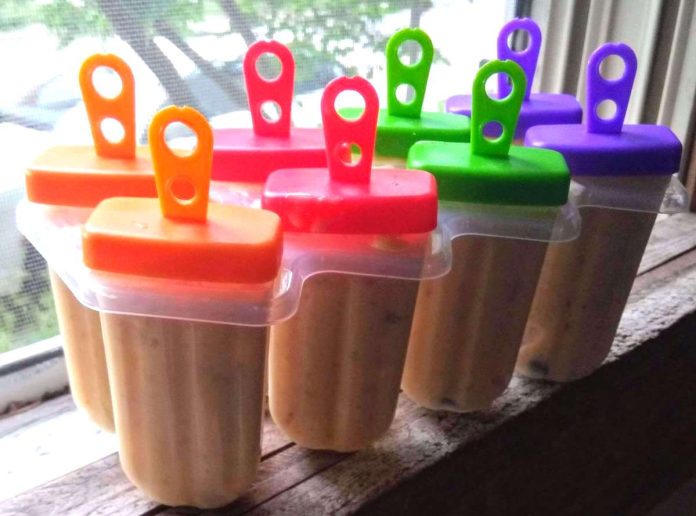 Ghiaccioli banana e cioccolato senza lattosio negli stampi